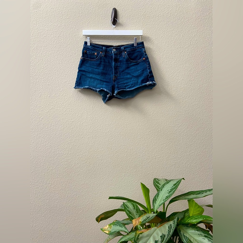 Dark Wash High Waist Levi 501 Shorts | Size 28